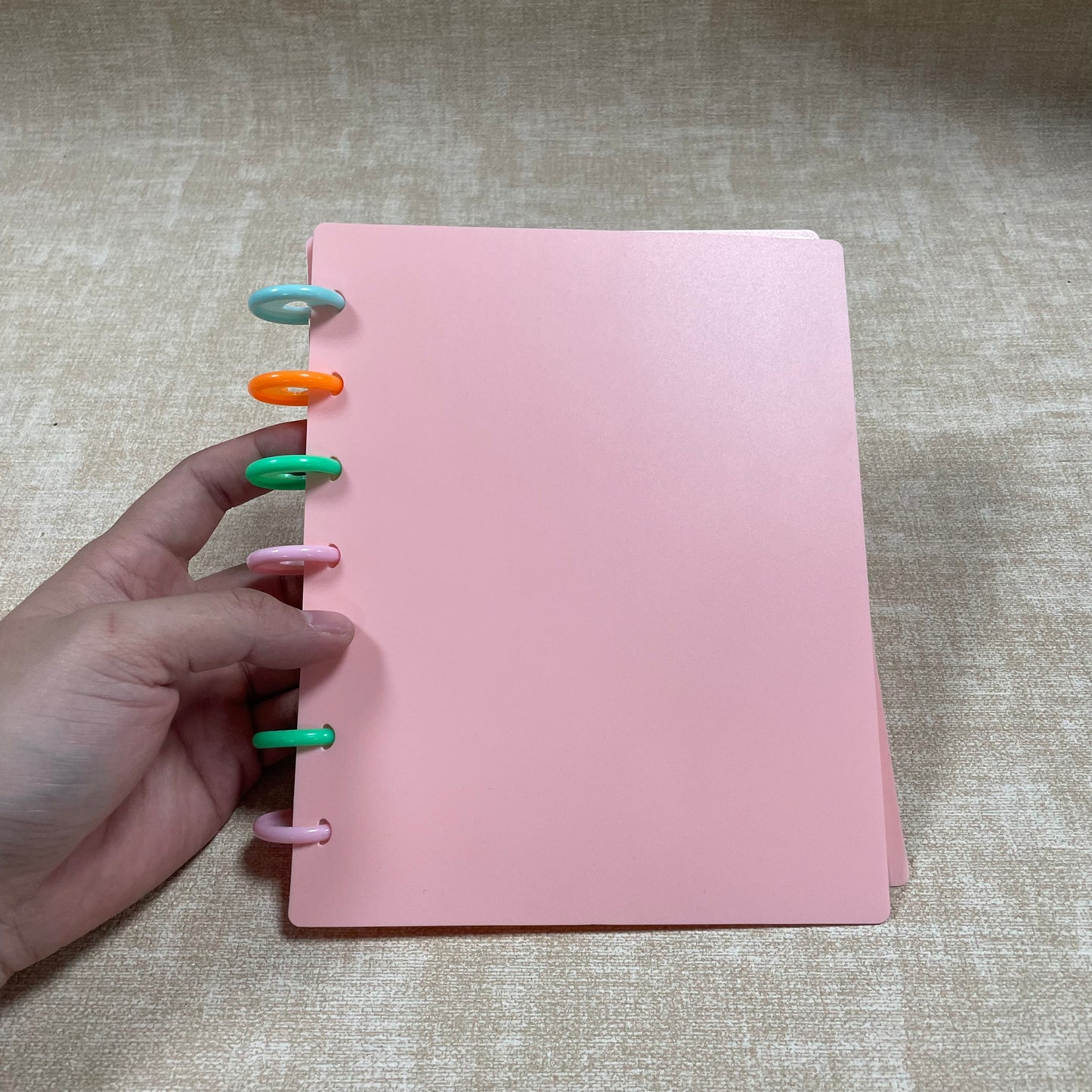 Molvix scrapbook in charming pink features a convenient ring design and high-quality pages, perfect for storing and showcasing your cherished memories in a compact and versatile way.